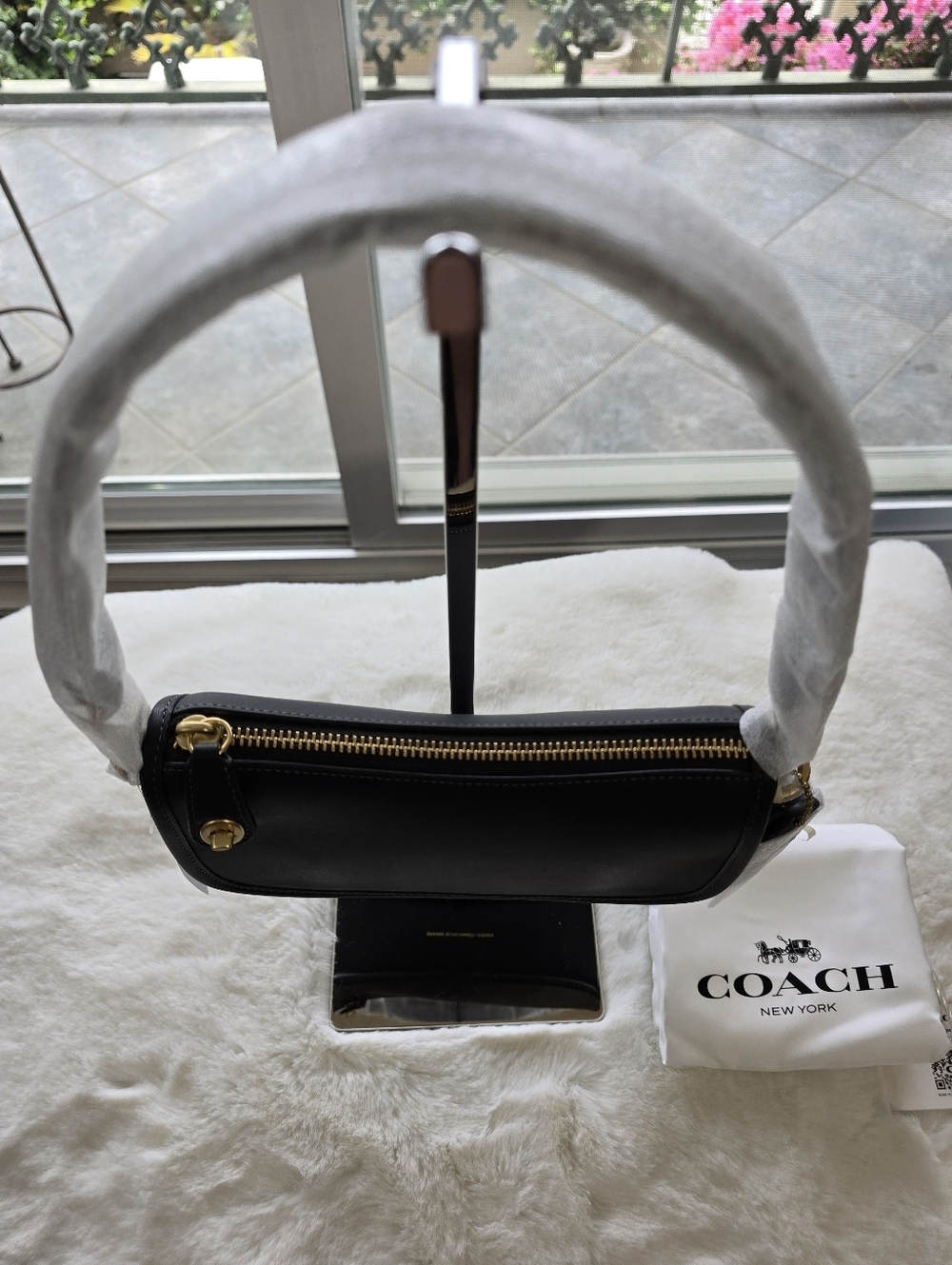 The Coach Originals - Swinger 20 Leather Shoulder Bag in Black (NWT) - Picture 13 of 15